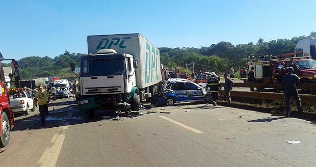 Um dos carros chegou a ser esmagado na mureta de proteção da pista por um caminhao