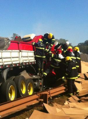 Os bombeiros tiveram trabalho para retirar um motorista que ficou preso nas ferragens de um caminhão