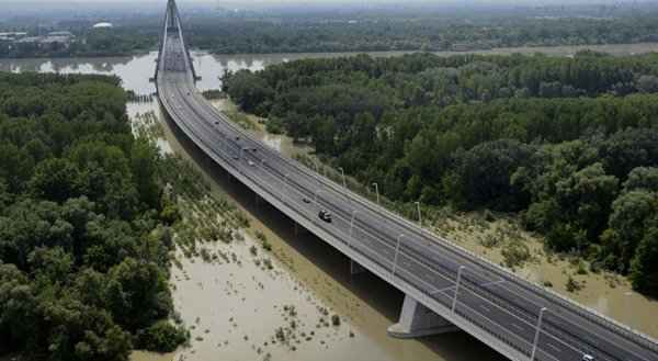 O rio Danúbio atingiu neste domingo(9/6 ) um nível recorde de 8,83 metros em Budapeste e a situação pode piorar nas próximas horas