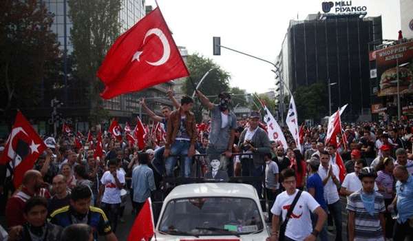 Centenas de policiais do Batalhão de Choque foram mobilizados para retirar os ativistas da praça central de Kizilay, palco das manifestações contra o governo