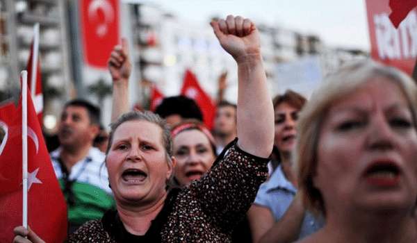 O primeiro-ministro turco, Recep Tayyip Erdogan, lançou uma contra-ofensiva aos milhares de manifestantes que, há dez dias, reivindicam sua renúncia