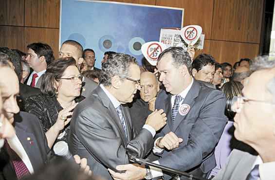 Henrique Eduardo Alves recebe manifestantes contrários à PEC 37: presidente da Câmara promete votar a polêmica proposta em plenário no próximo dia 26