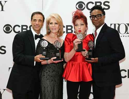 O elenco de Kinky Boots durante a premiação do Tony Awards