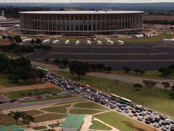 Os manifestantes fecharam as seis faixas do Eixo Monumental, obrigando os motoristas a pegar desvios