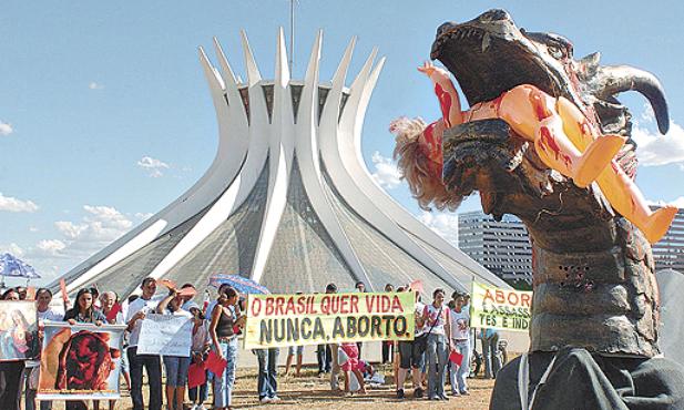 Manifestação contra o aborto, na Esplanada: bandeira dos evangélicos