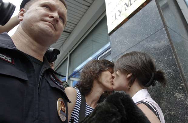 Ativistas dos direitos dos homossexuais beijam durante protesto contra uma nova lei no centro de Moscou