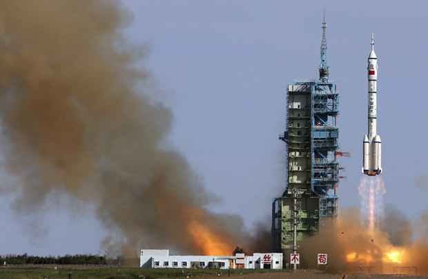 Foguete decola com Shenzhou-10 leva a nave espacial tripulada com os astronautas chinês Nie Haisheng, Zhang Xiaoguang e Wang Yaping