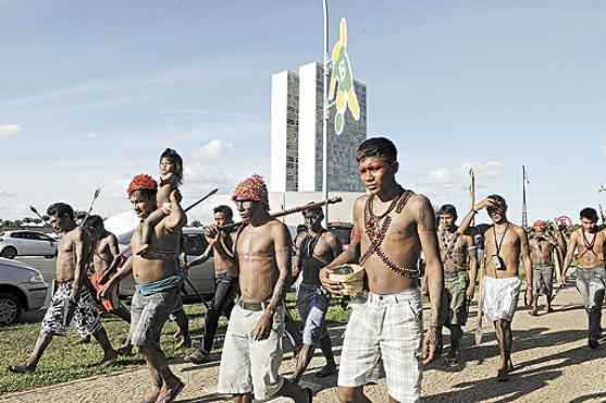 Um grupo de índios marchou da sede da Funai, ocupada na segunda-feira, até a Praça dos Três Poderes