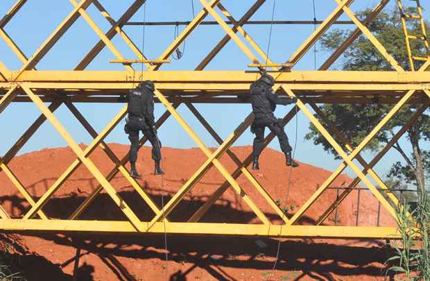 Os agentes do Bope realizaram rapel durante a simulação