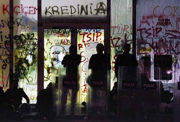 Violentos confrontos foram travados durante 20 horas entre a polícia e grupos de jovens com capacetes e armados com pedras e coquetéis molotov