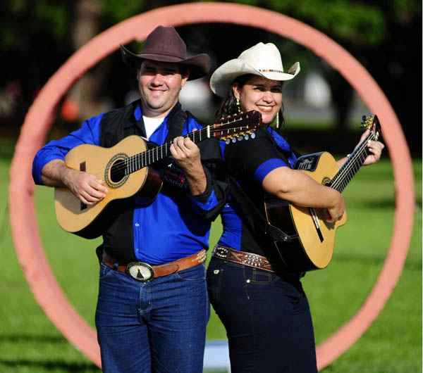 Os sertanejos Kleuton e Karen levara o prêmio com o disco 