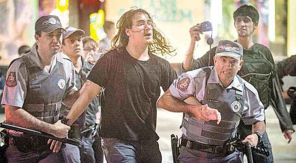 Jovem é preso pela polícia na Avenida Paulista, em São Paulo, no protesto de terça-feira. Até a noite de ontem, 13 pessoas permaneciam detidas