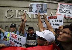 Manifestantes defendem Snowden em protesto em frente ao prédio do consulado dos Estados Unidos em Hong Kong