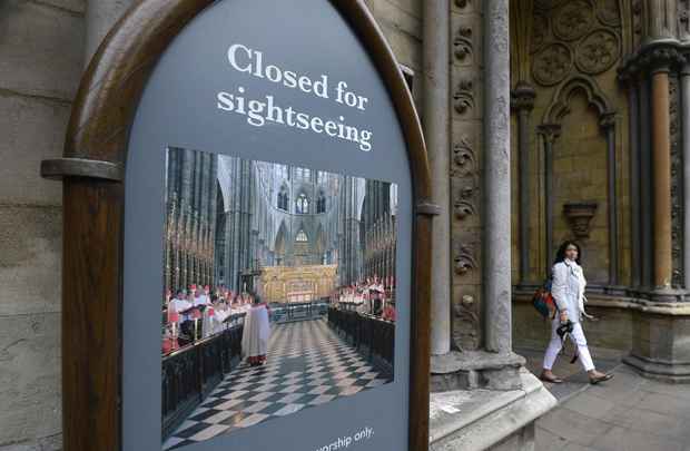 A abadia de Westminster foi fechada depois que um homem desfigurou uma pintura da rainha britânica Elizabeth pendurado dentro em Londres