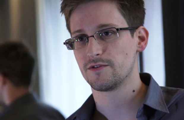 Snowden, que era funcionário de uma empresa que prestava serviços para a Agência de Segurança Nacional