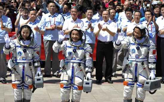 Wang Yaping, Zhang Xiaoguang e Nie Haisheng no módulo espacial na terça-feira