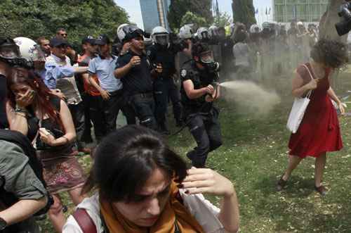 O dirigente da União dos Médicos da Turquia disse que a entidade recebeu um comunicado do Ministério da Saúde solicitando com urgência uma lista com os nomes dos que atenderam aos manifestantes