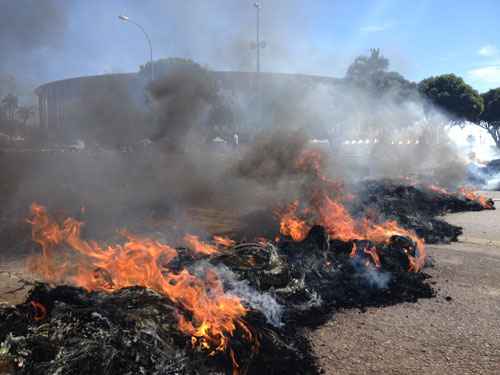 Manifestantes queimaram pneus em frente ao Estádio Nacional Mané Garrincha, em Brasília, nesta sexta-feira