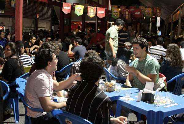 Movimentação em bar na capital, em véspera de jogo da Seleção na abertura da Copa das Confederações