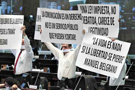 Deputados da oposição protestam: 