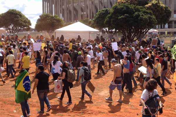 Manifestantes em frente ao Estádio Nacional Mané Garrincha