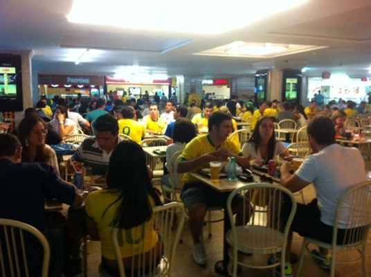 O grande movimento de torcedores nas imediações do estádio  fez com que restaurantes  e praça de alimentação de shoppings ficassem completamente lotados.