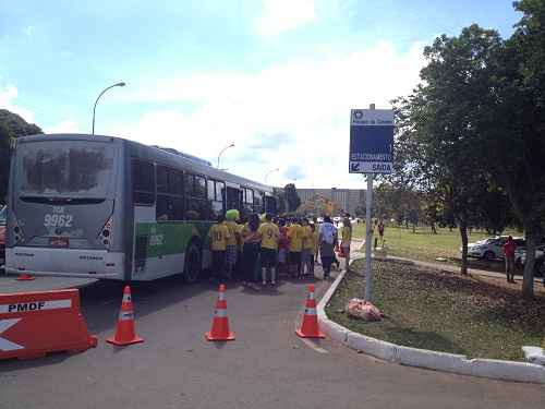 Torcedores estacionam o carro no Parque daCidade e vão de ônibusaté o Estádio Nacional