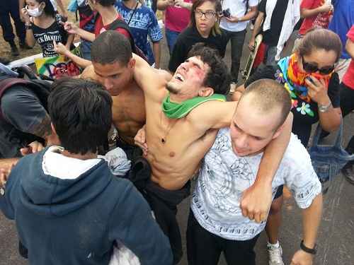 Manifestantes ficam feridos em confronto com a polícia