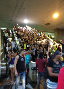 Manifestantes que pediam a liberação dos detidos seguem para o IML