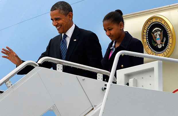 Barack Obama e a filha Malia desembarcam do Air Force One no Aeroporto Internacional Aldergrove em Belfast, na Irlanda do Norte