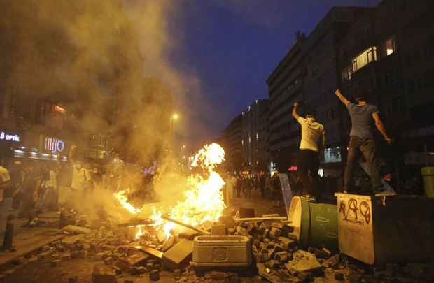 Manifestantes anti-governo fazem protesto contra o primeiro ministro turco Tayyip Erdogan, em  Istambul