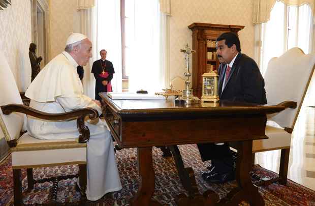 Papa Francisco conversa com o presidente da Venezuela, Nicolas Maduro, no Vaticano