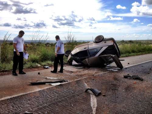 Carro capota após colisão com caminhão na BR-080, snetido Brazlândia