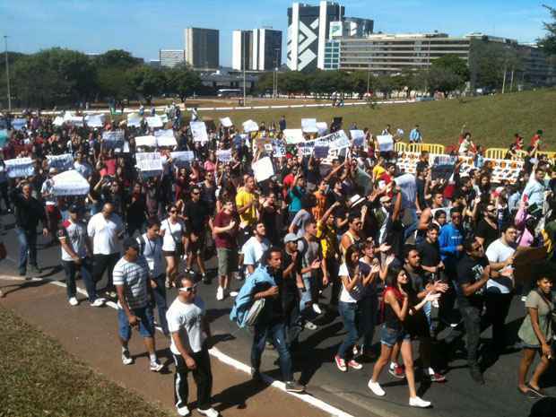 Manifestantes marcham em direção ao Estádio Nacional de Brasília