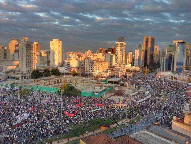 Milhares de manifestantes seguem para ao Largo da Batata, onde se iniciará o protesto