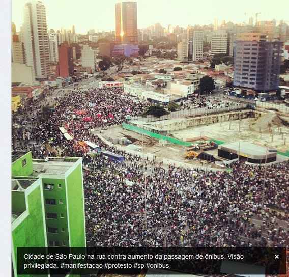 Segundo informações do Twitter, manifestantes estão sendo revistados nas saídas dos metrôs da cidade