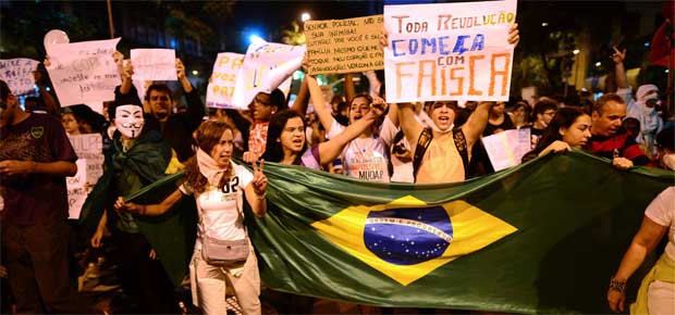 Manifestantes no Rio fecham a Rua Primeiro de Março, no centro e seguem para concentração em frente da Igreja da Candelária