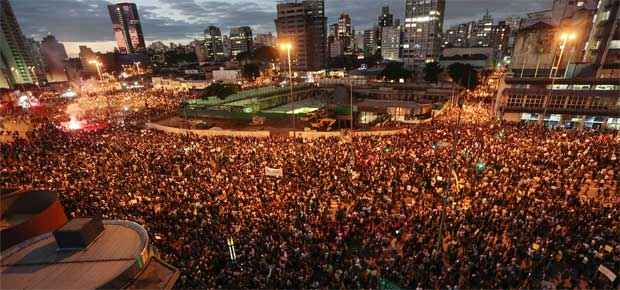 Milhares se reúnem em São Paulo na noite desta segunda-feira