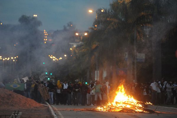 Conflito entre manifestantes e policiais militares na avenida Antônio Carlos após pessoas furarem a barreira da polícia e atearem fogo em objetos na avenida durante protesto