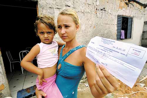 Poliana Dias mostra o recibo de inscrição da filha em uma instituição de Betim que ainda nem saiu do papel