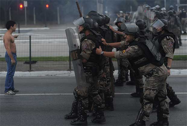 Cinco manifestantes foram presos durante as manifestações, que reuniram cerca de 20 mil pessoas no Centro de Belo Horizonte e no entorno do Mineirão