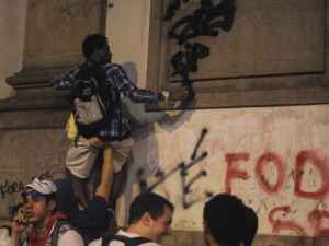 Peritos da Polícia Civil estiveram na sede da Assembleia Legislativa do Rio durante a madrugada para fotografar e recolher amostras dos objetos usados para quebrar janelas e móveis