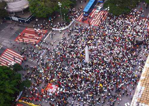 Cerca de 2,5 mil manifestantes fecham a Praça Sete em BH durante um protesto criticando a Copa das Confederações e o valor das passagens do transporte coletivo