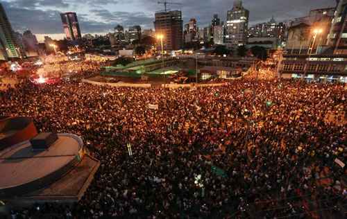 Manifestantes reivindicam contra o aumento da tarifa de ônibus em São Paulo