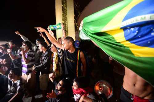 Aproximadamente 2,3 mil pessoas se reunem em frente ao Congresso Nacional para a chamada 