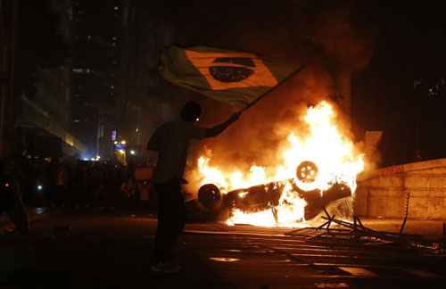 Carro queimado durante manifestação no Rio de Janeiro