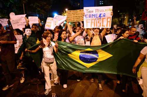 Manifestantes marcham em protesto contra o aumento da tarifa da passagem dos coletivos no Rio de Janeiro