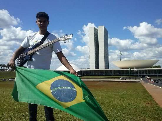 O manifestante cantou em frente ao Congresso Nacional músicas do Renato Russo