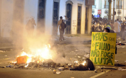 A estimativa foi divulgada nesta terça-feira pelo presidente da Alerj. Segundo ele, 30% das vidraças foram quebradas com pedras, incluindo alguns vitrais franceses do século passado