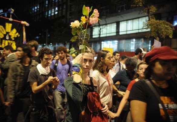 O protesto é contra gastos com a Copa do Mundo, aumento das tarifas de transporte públicos e por melhorias na saúde e educação